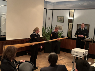 Übergabe des Geschenks des Kommandanten und der Besatzung des SSS Gorch Fock