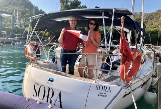 Gert und Martina Bruche mit PYC-Stander unterwegs