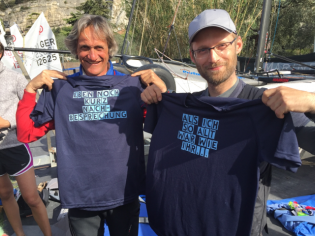Thomas und Kevin mit T Shirts